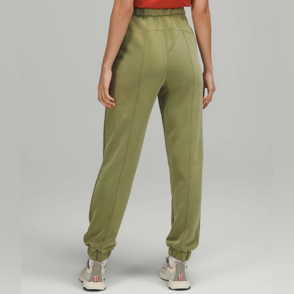 Lululemon Softstreme Relaxed High-Rise Pant size 6